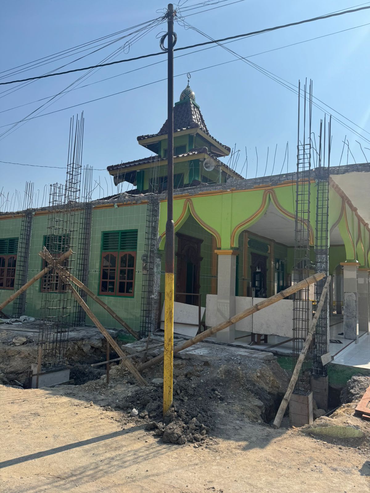 Diskominfo Grobogan Respons Cepat Aduan Warga, Koordinasikan Pemindahan Tiang Fiber Optik yang Mengganggu Pembangunan Masjid